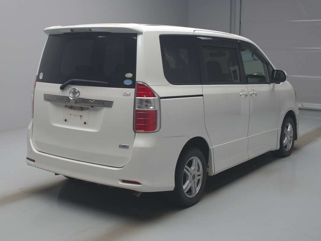 2009 Toyota Noah ZRR70W[1]