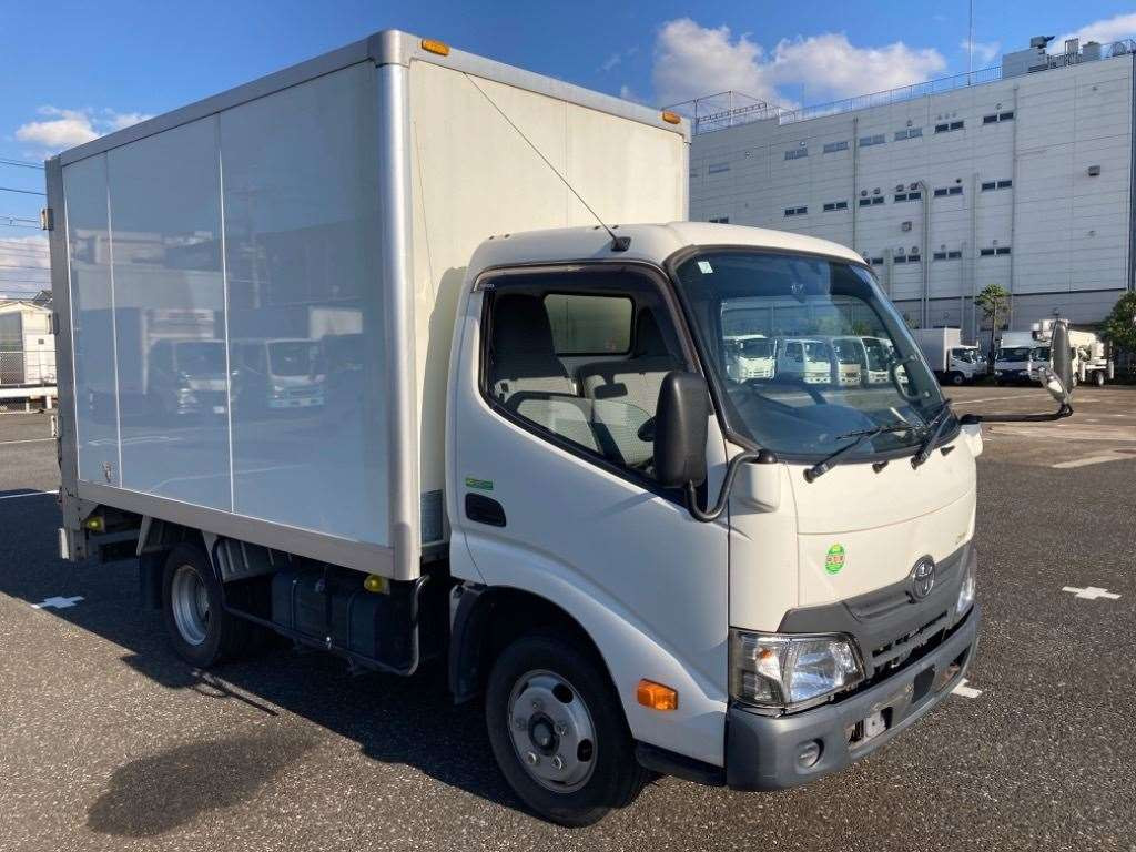 2017 Toyota Dyna Truck XZU605[2]