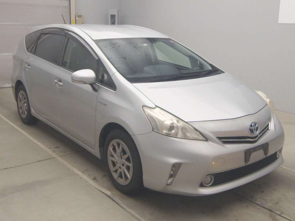 2013 Toyota Prius alpha ZVW41W[2]