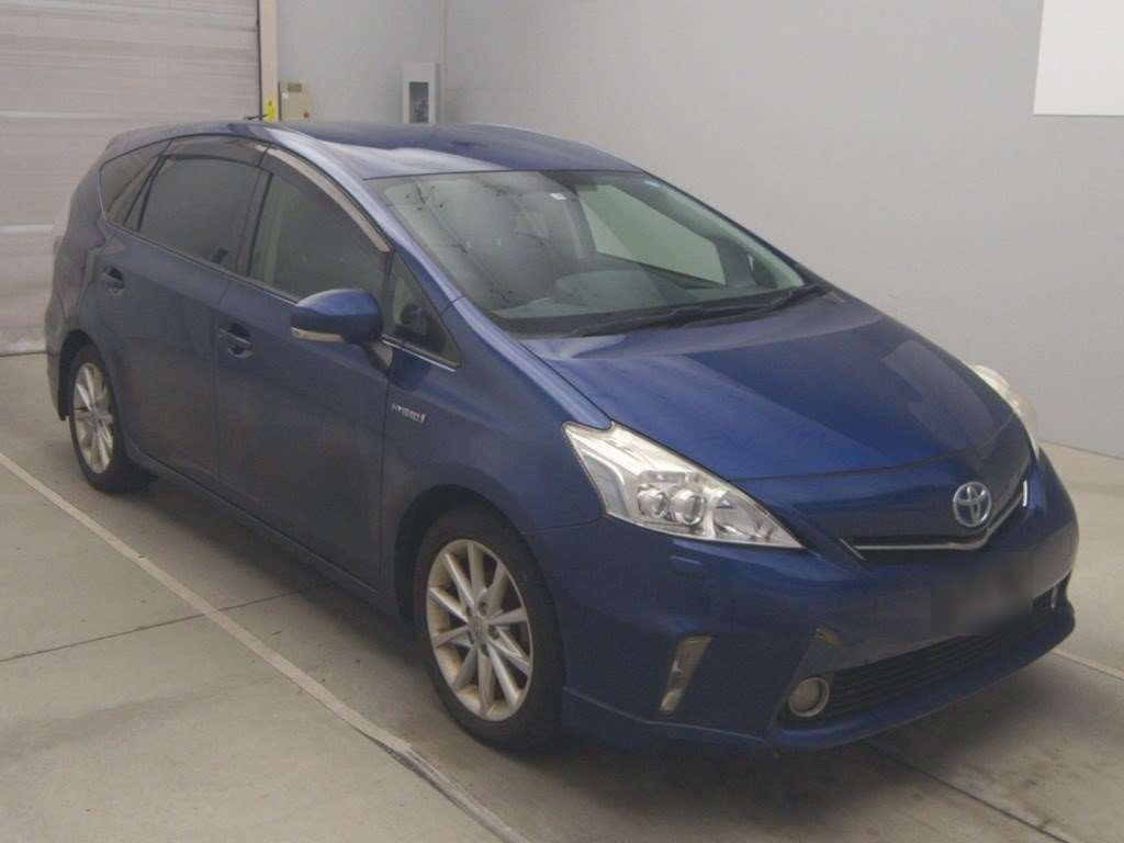 2013 Toyota Prius alpha ZVW40W[2]