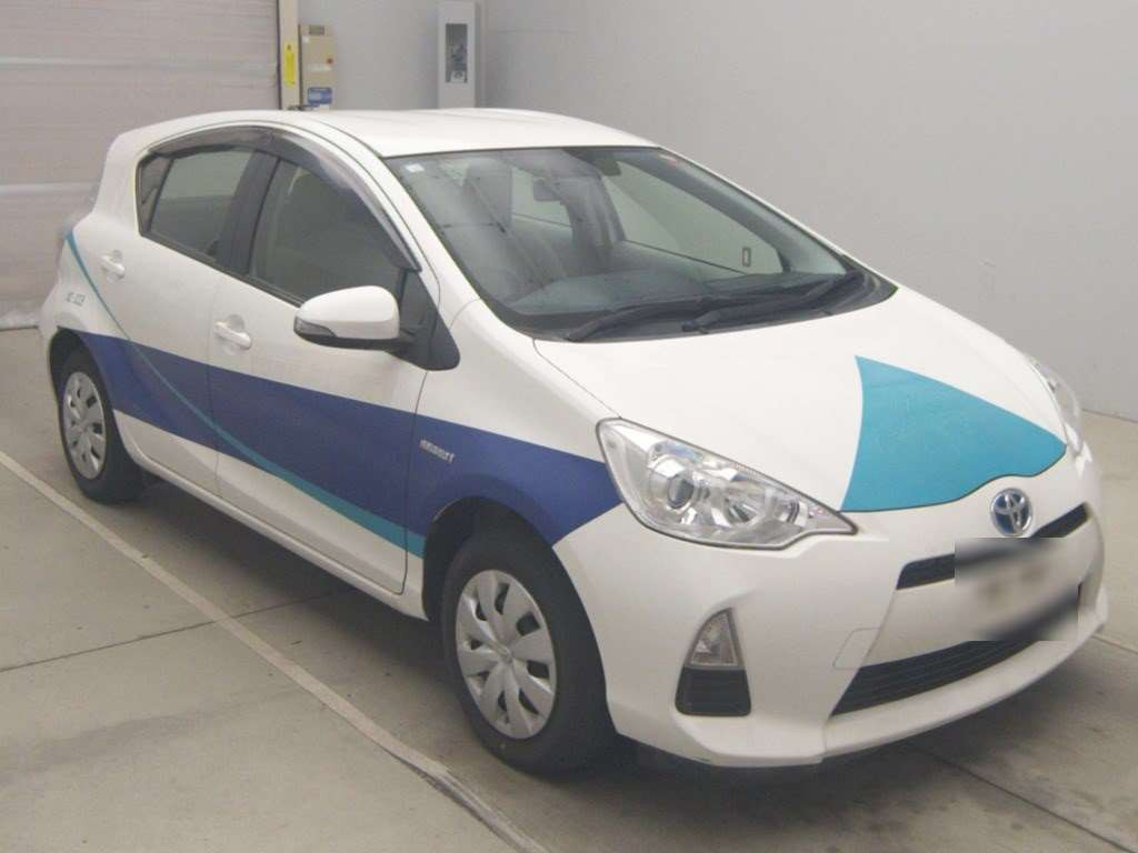 2014 Toyota Aqua NHP10[2]