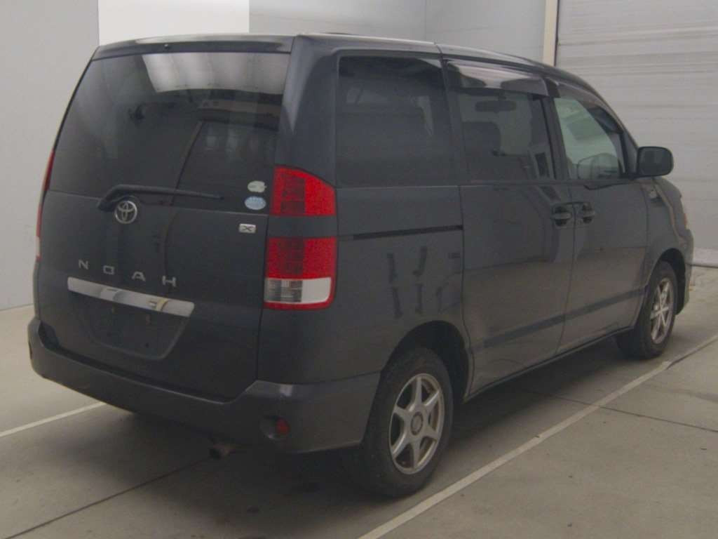 2005 Toyota Noah AZR65G[1]