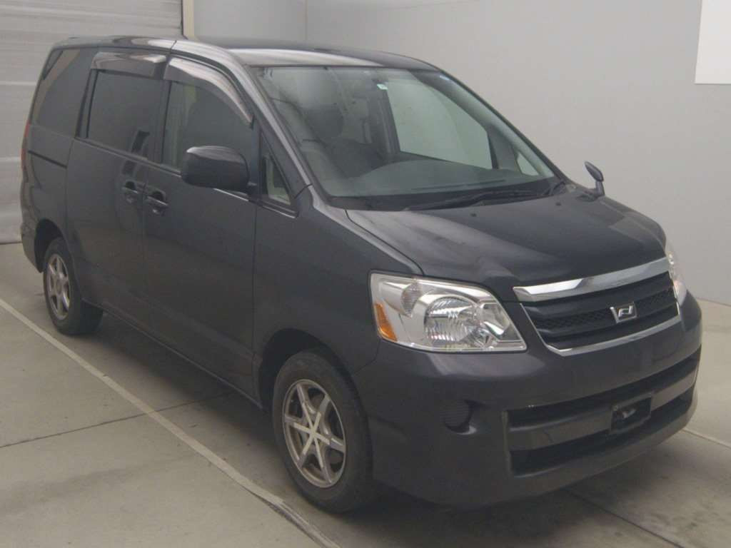 2005 Toyota Noah AZR65G[2]