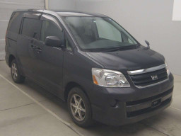 2005 Toyota Noah