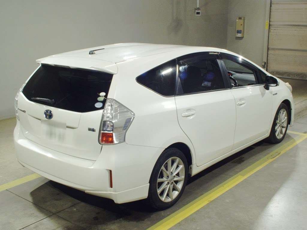 2012 Toyota Prius alpha ZVW41W[1]