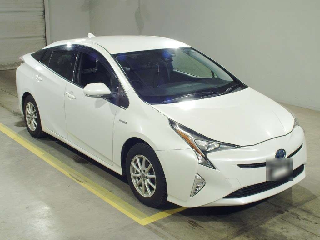 2017 Toyota Prius ZVW55[2]