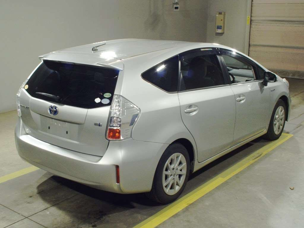 2012 Toyota Prius alpha ZVW41W[1]