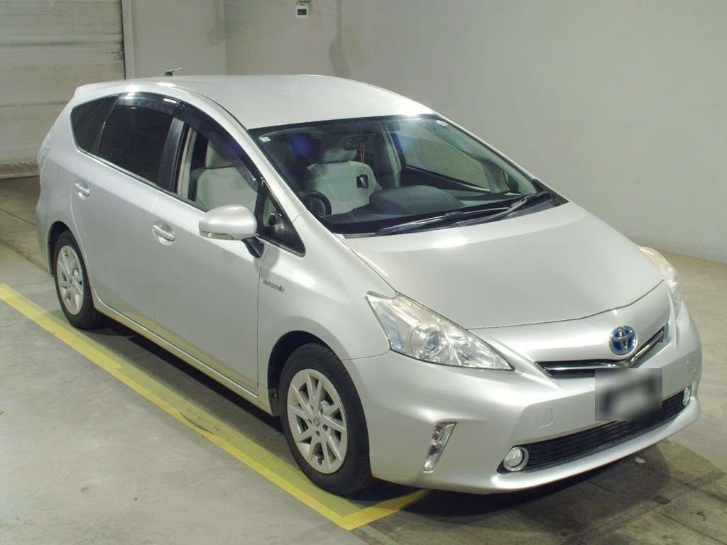 2012 Toyota Prius alpha ZVW41W[2]