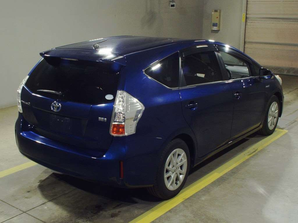 2011 Toyota Prius alpha ZVW41W[1]