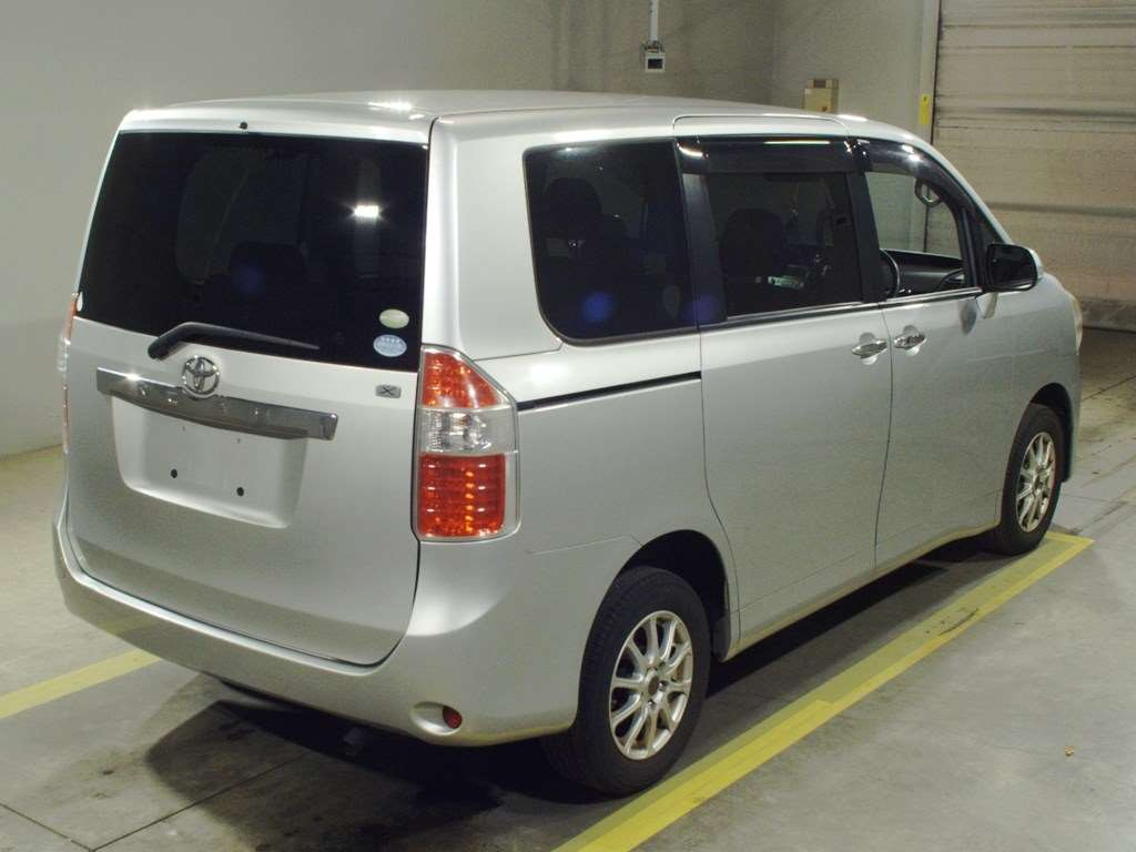 2009 Toyota Noah ZRR75G[1]