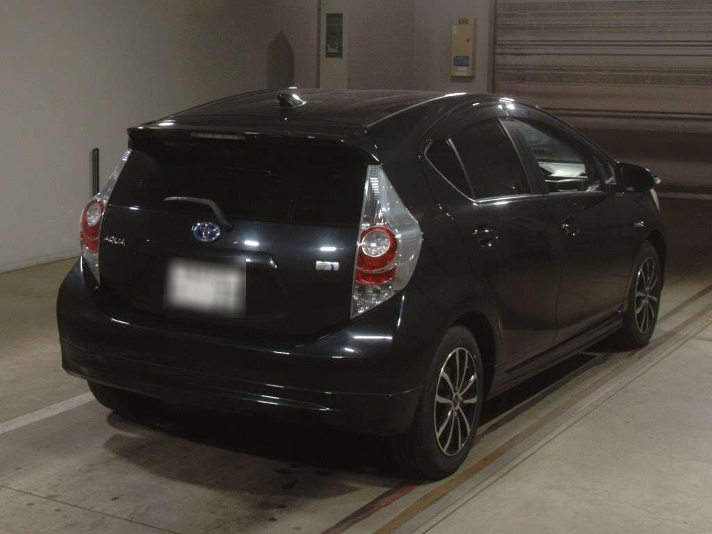 2012 Toyota Aqua NHP10[1]