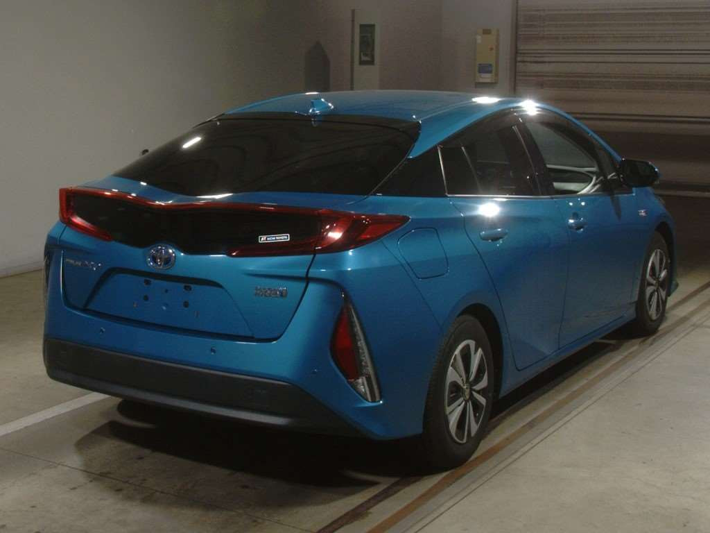 2018 Toyota Prius PHV ZVW52[1]