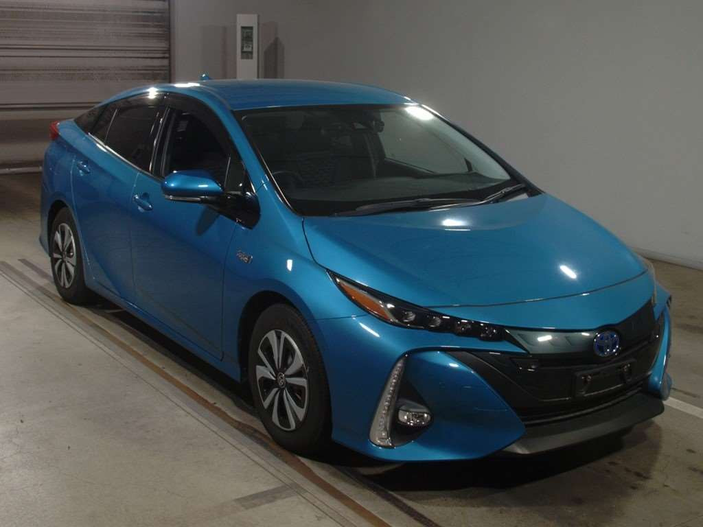 2018 Toyota Prius PHV ZVW52[2]