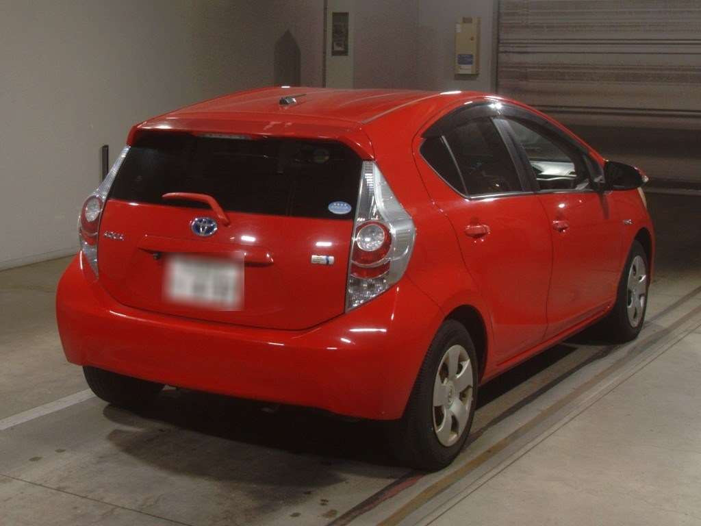 2013 Toyota Aqua NHP10[1]