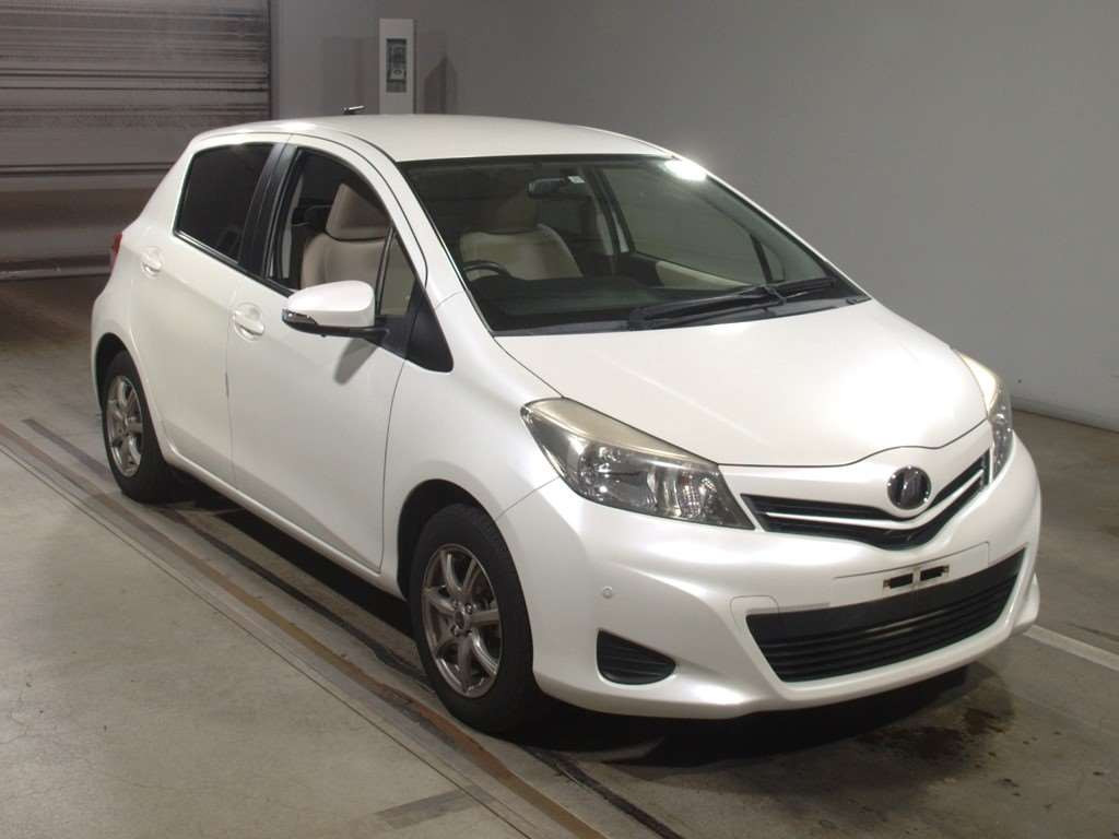 2013 Toyota Vitz NSP130[2]