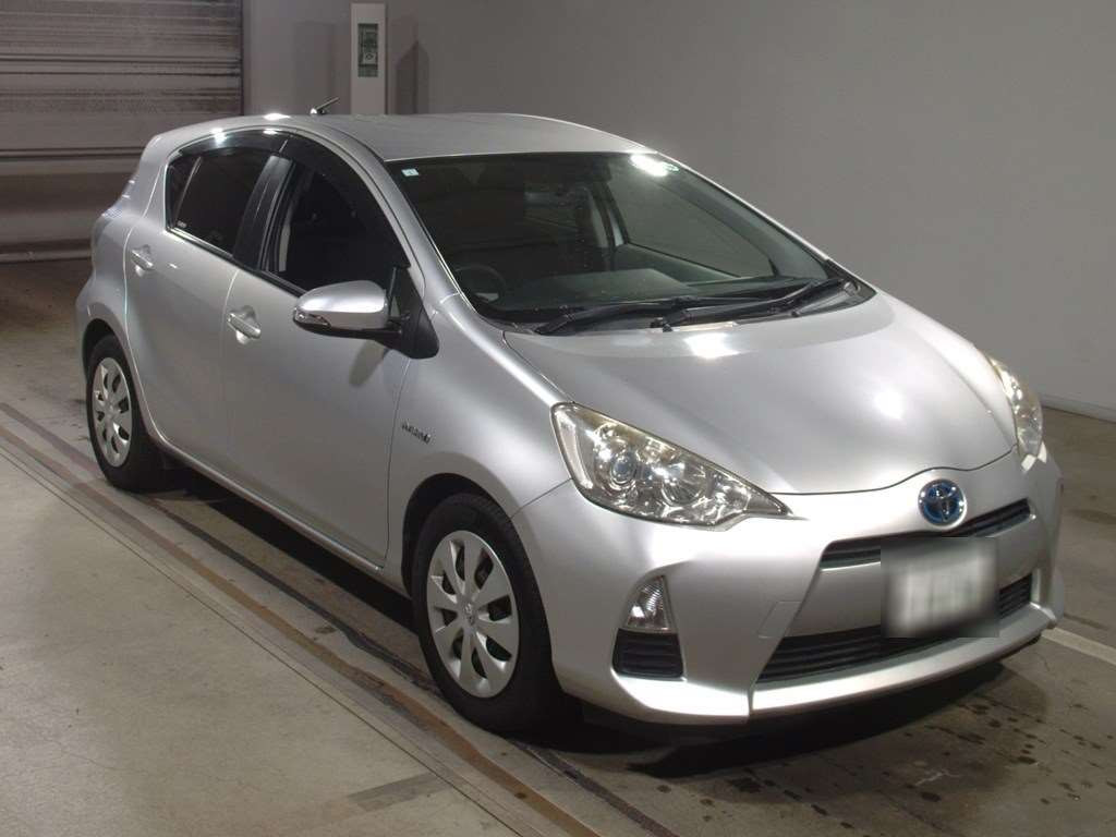 2013 Toyota Aqua NHP10[2]