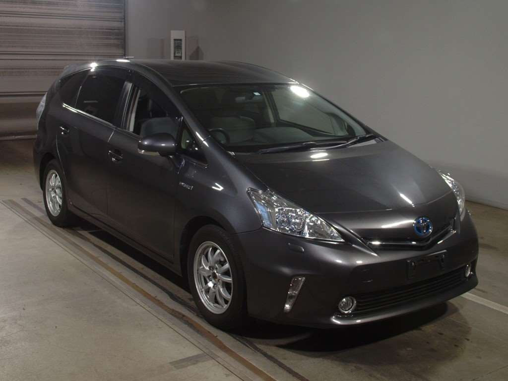 2012 Toyota Prius alpha ZVW41W[2]