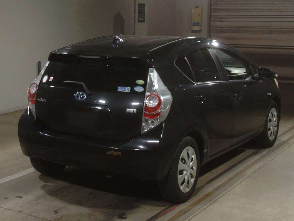 2013 Toyota Aqua NHP10[1]