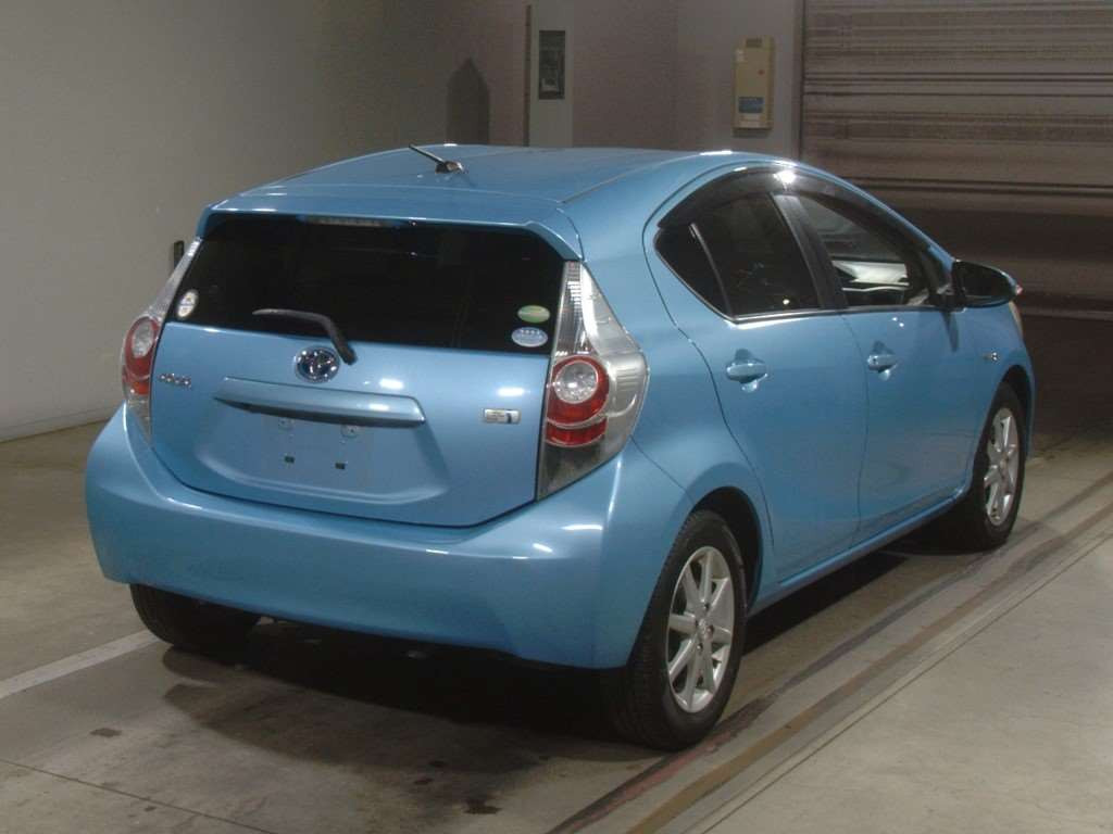 2012 Toyota Aqua NHP10[1]