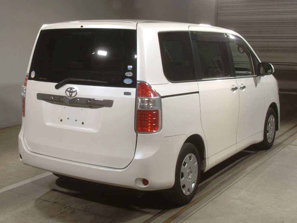 2010 Toyota Noah ZRR70G[1]