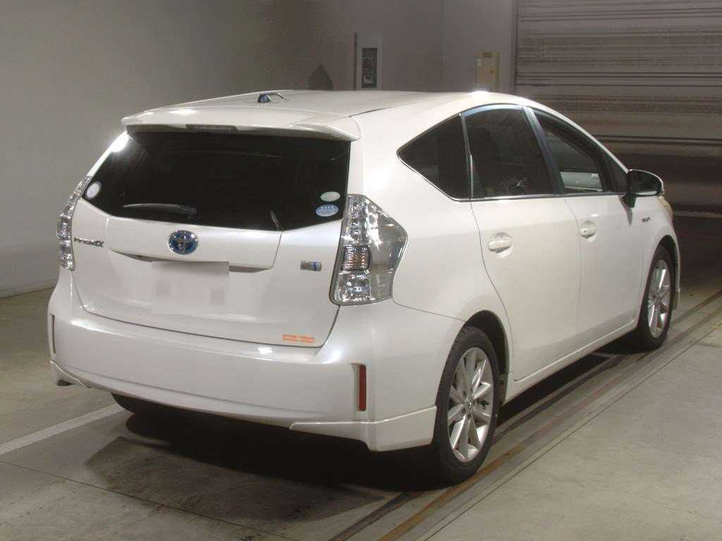 2011 Toyota Prius alpha ZVW41W[1]