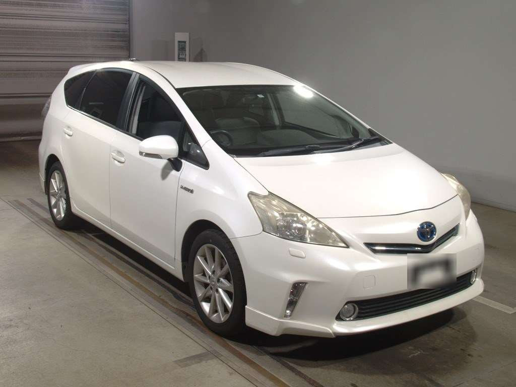 2011 Toyota Prius alpha ZVW41W[2]