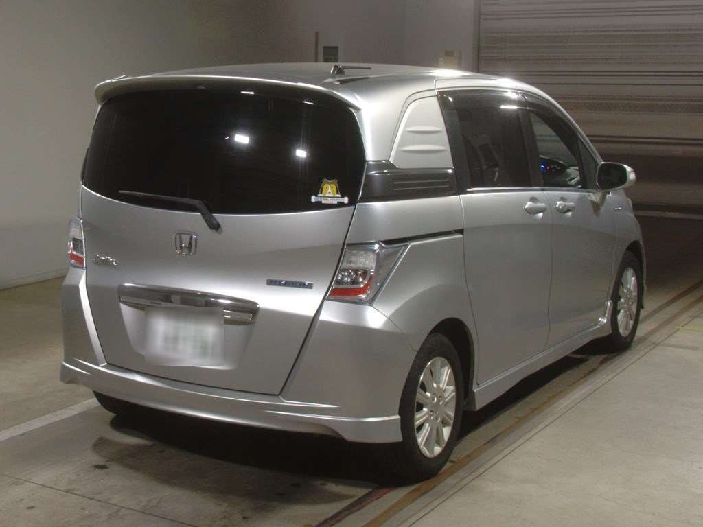 2013 Honda Freed spike hybrid GP3[1]