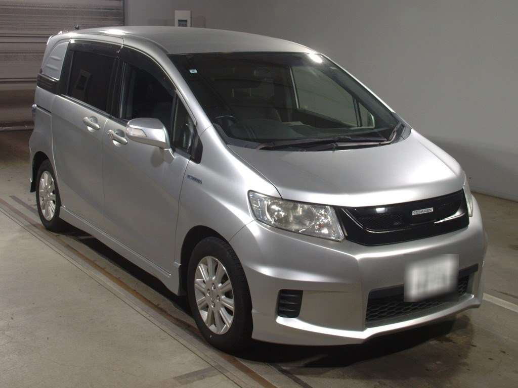 2013 Honda Freed spike hybrid GP3[2]