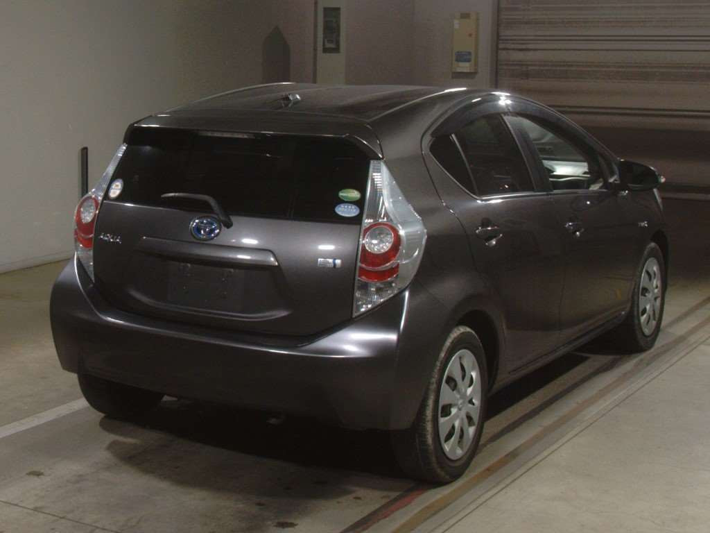 2012 Toyota Aqua NHP10[1]