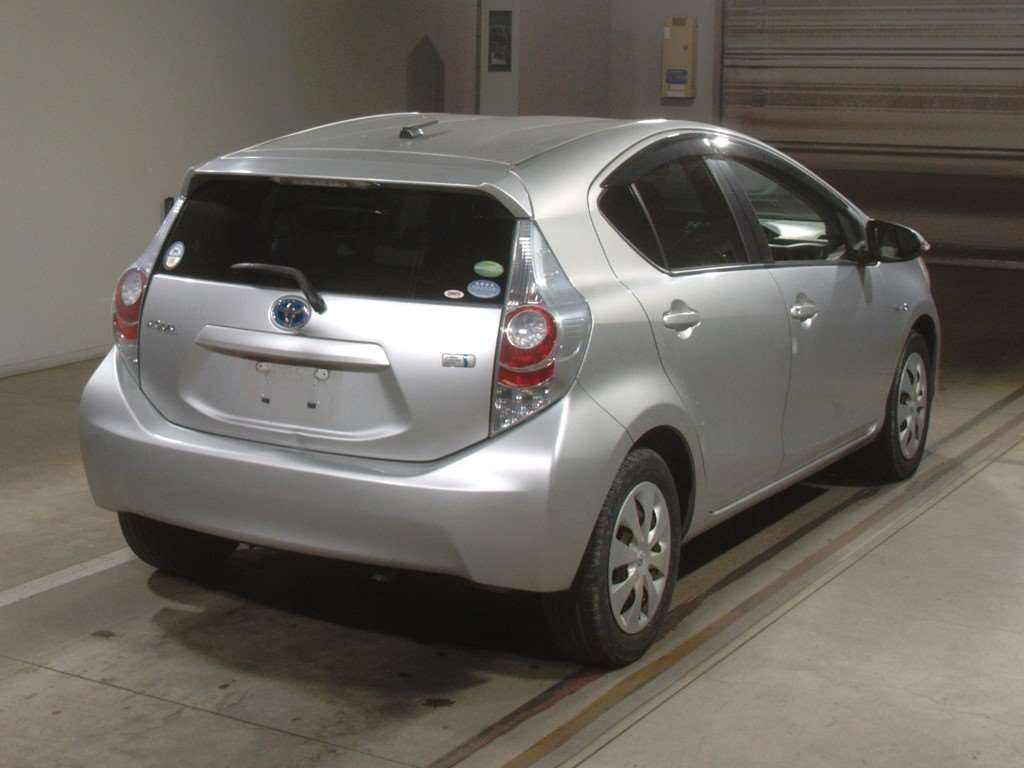 2013 Toyota Aqua NHP10[1]