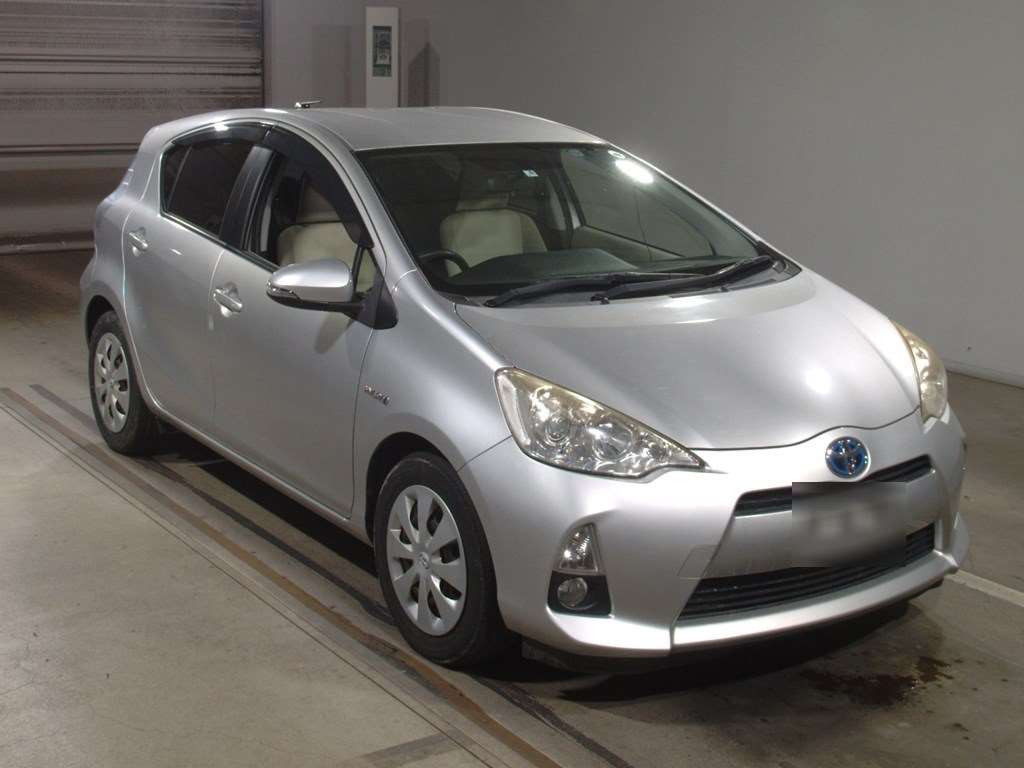 2013 Toyota Aqua NHP10[2]