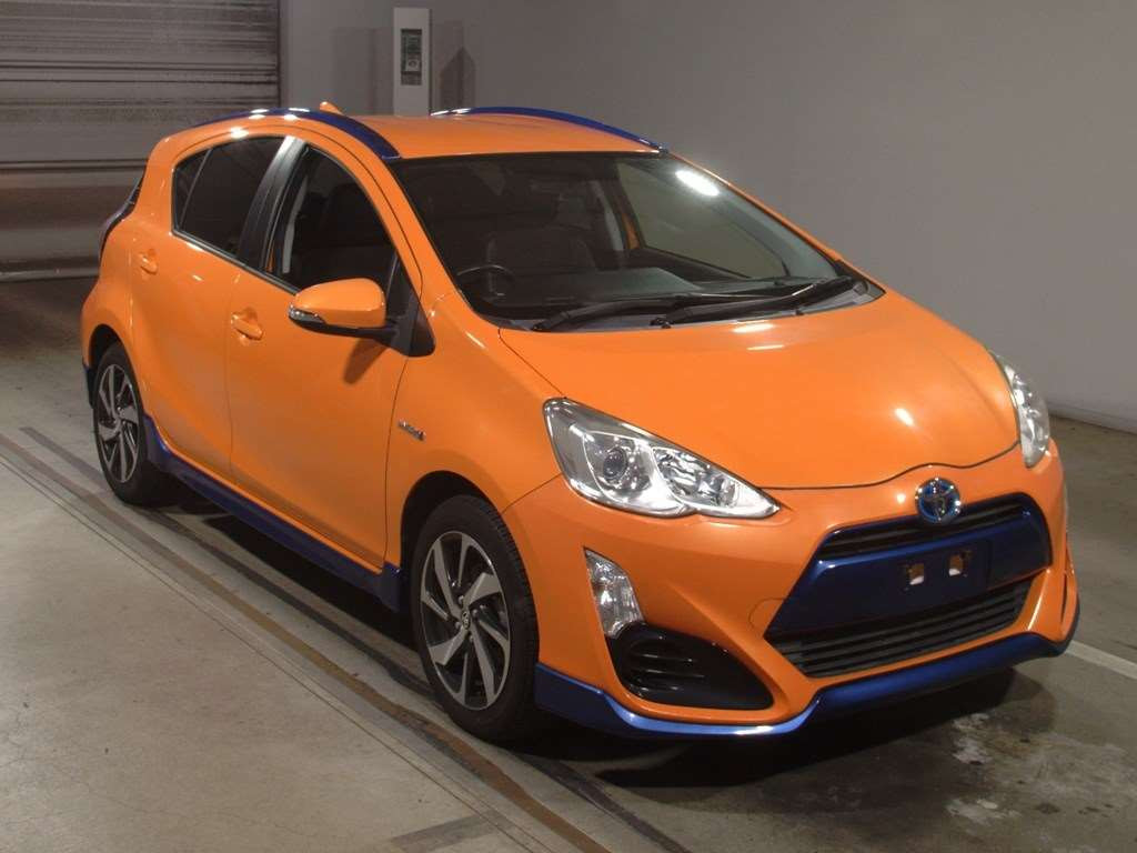 2015 Toyota Aqua NHP10[2]