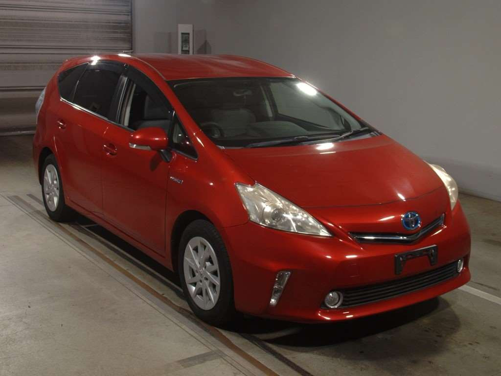 2013 Toyota Prius alpha ZVW41W[2]