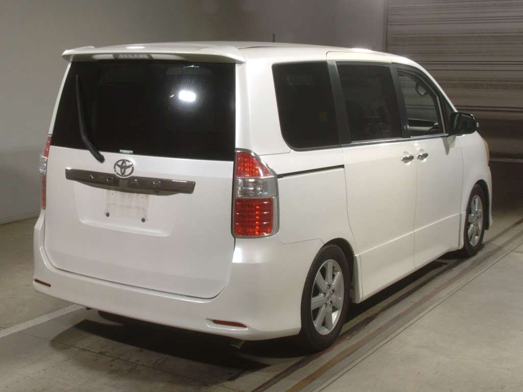 2007 Toyota Noah ZRR70W[1]