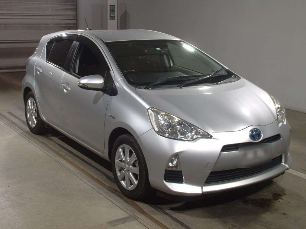 2014 Toyota Aqua NHP10[2]