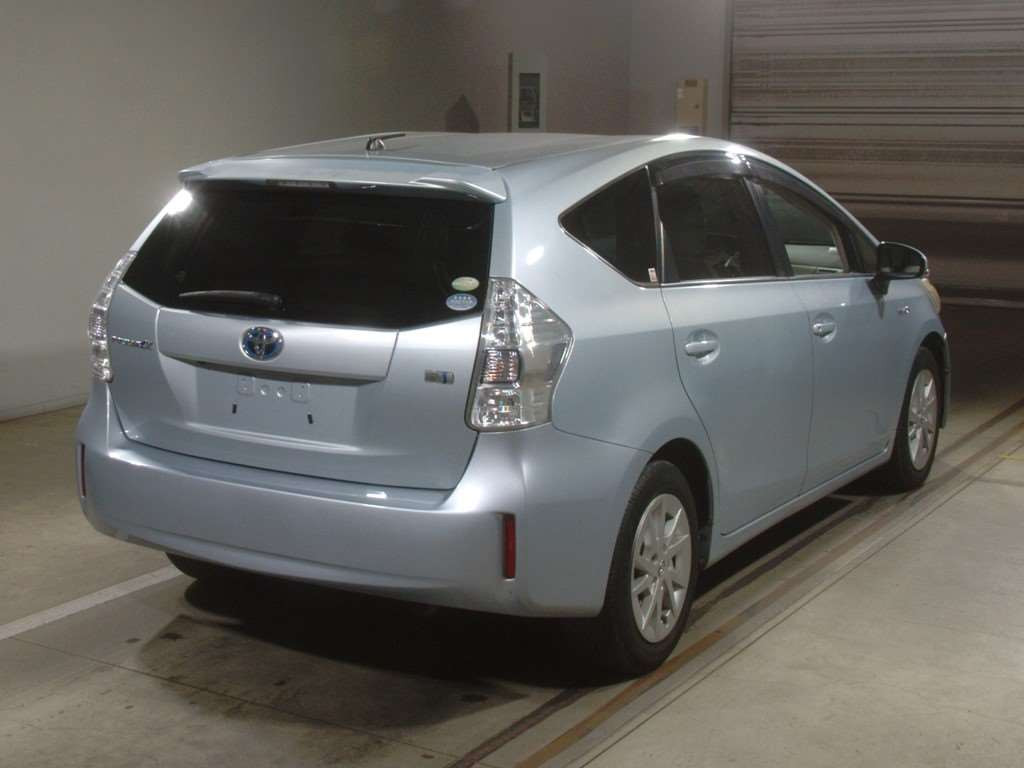 2011 Toyota Prius alpha ZVW41W[1]