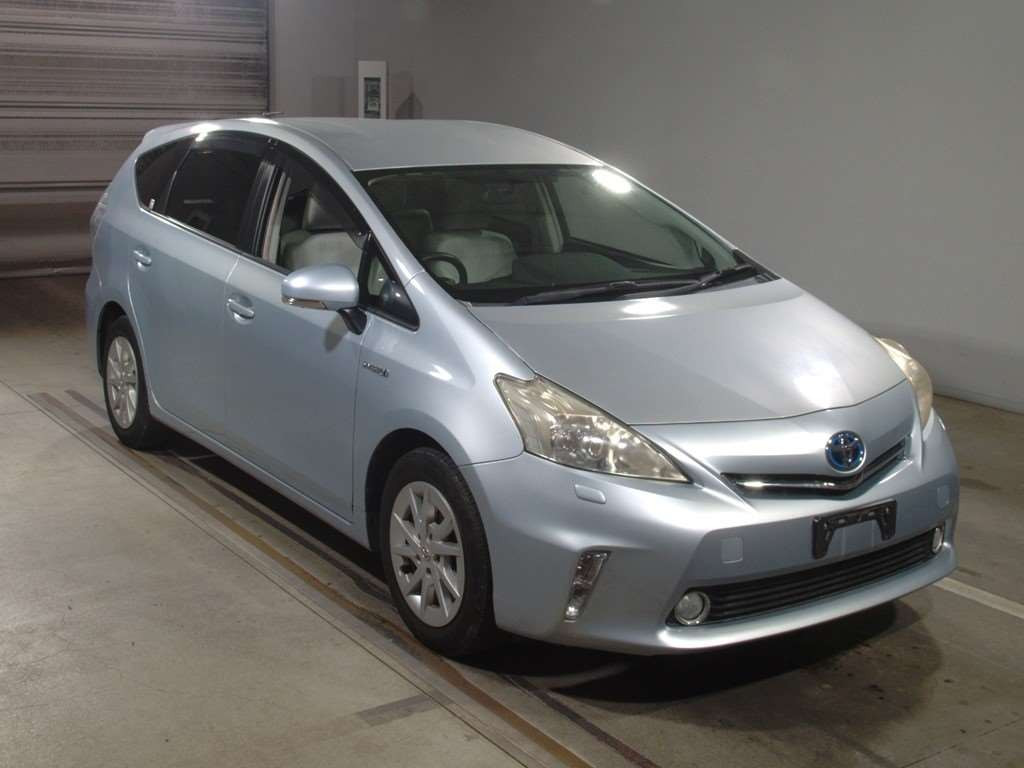 2011 Toyota Prius alpha ZVW41W[2]