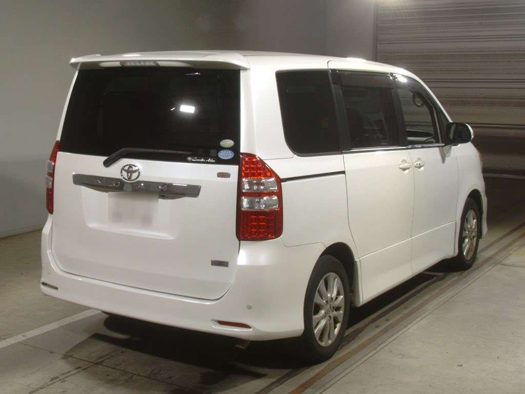 2010 Toyota Noah ZRR70W[1]