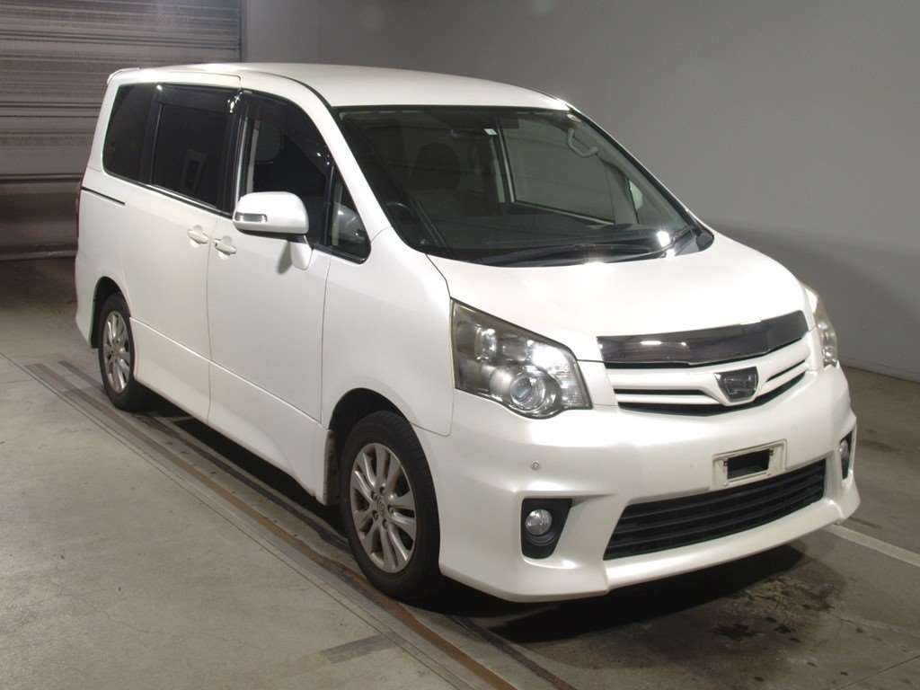 2010 Toyota Noah ZRR70W[2]