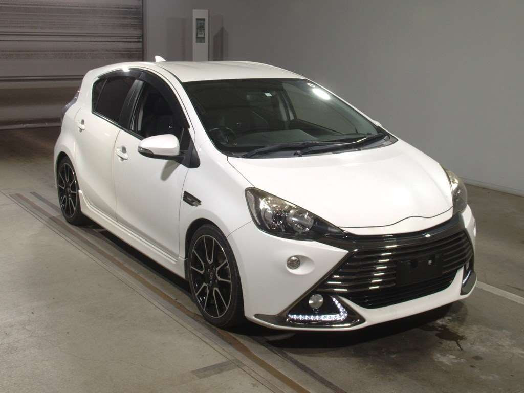 2014 Toyota Aqua NHP10[2]