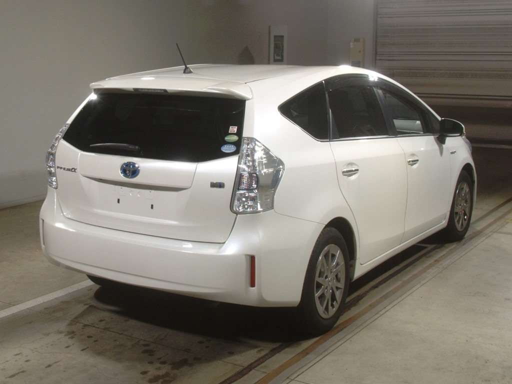 2013 Toyota Prius alpha ZVW41W[1]