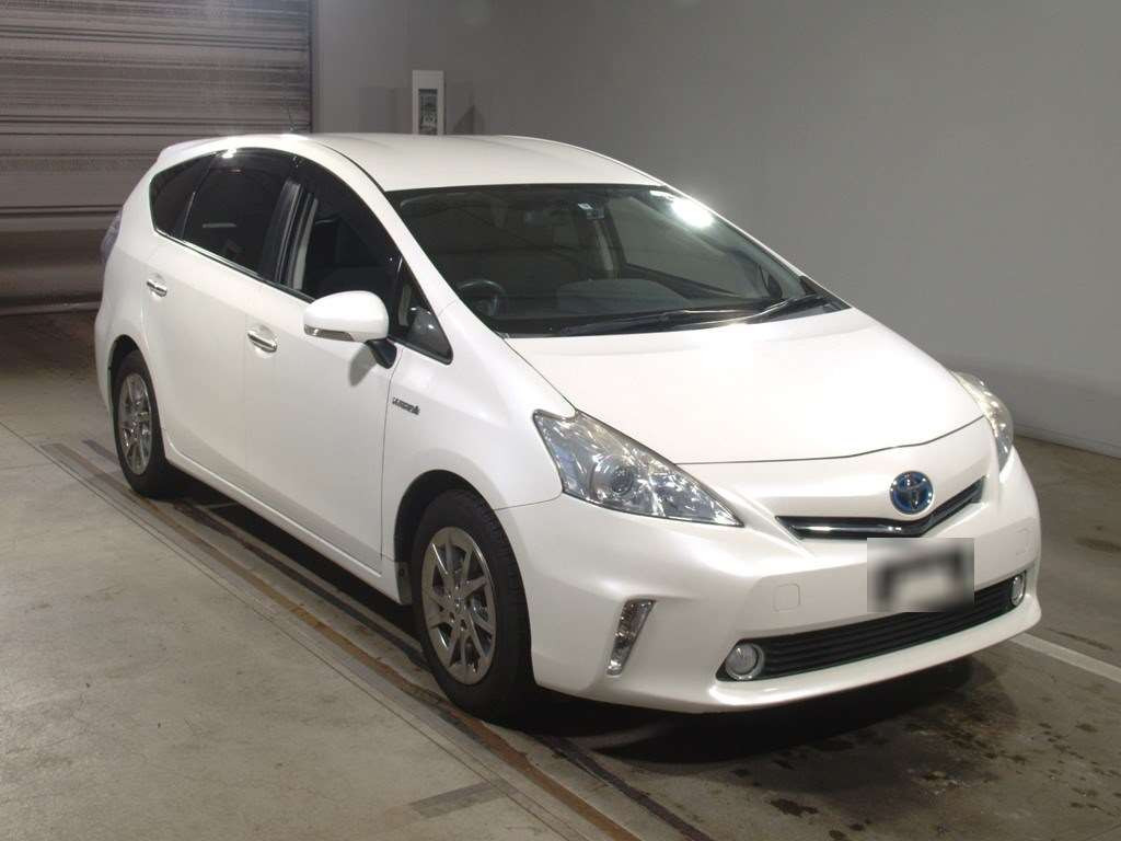 2013 Toyota Prius alpha ZVW41W[2]