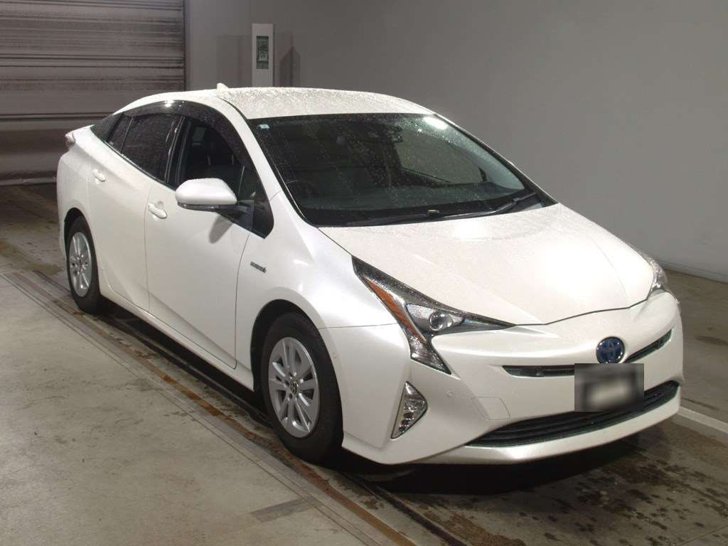 2017 Toyota Prius ZVW50[2]