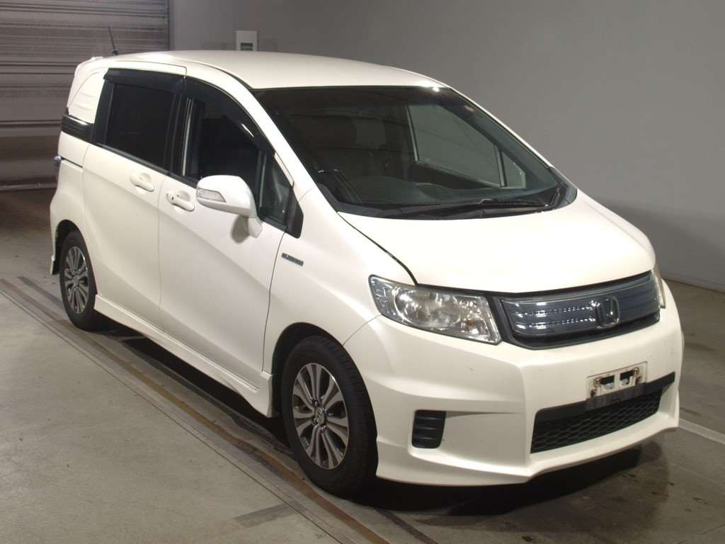 2011 Honda Freed spike hybrid GP3[2]