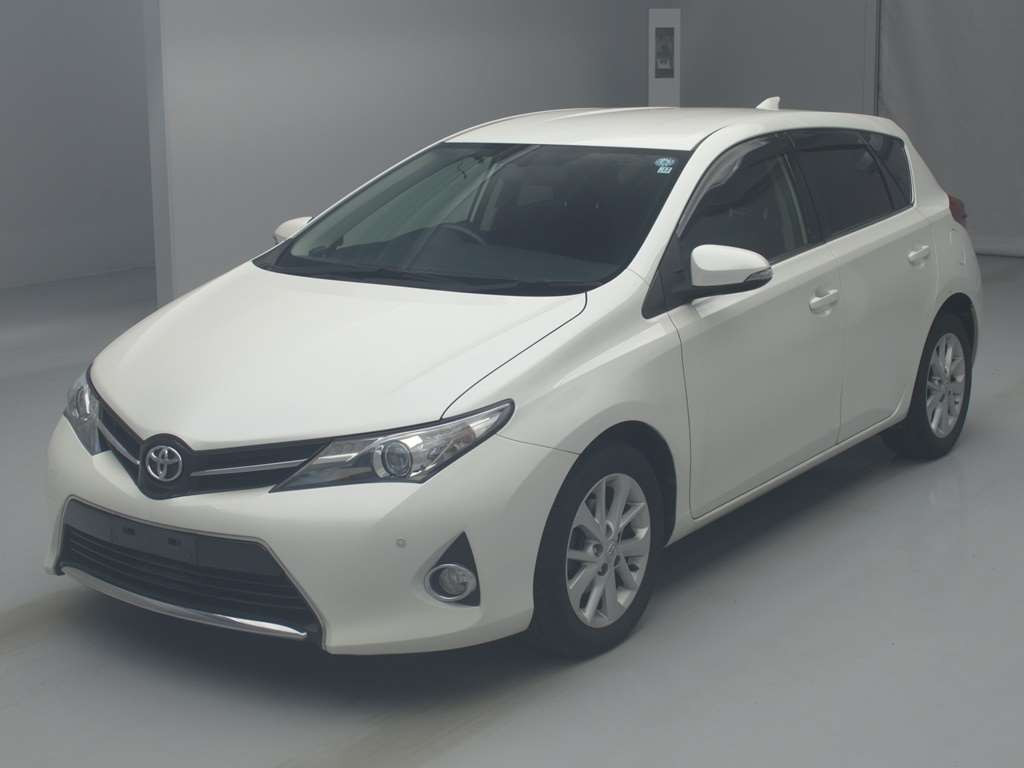 2013 Toyota Auris NZE181H[0]