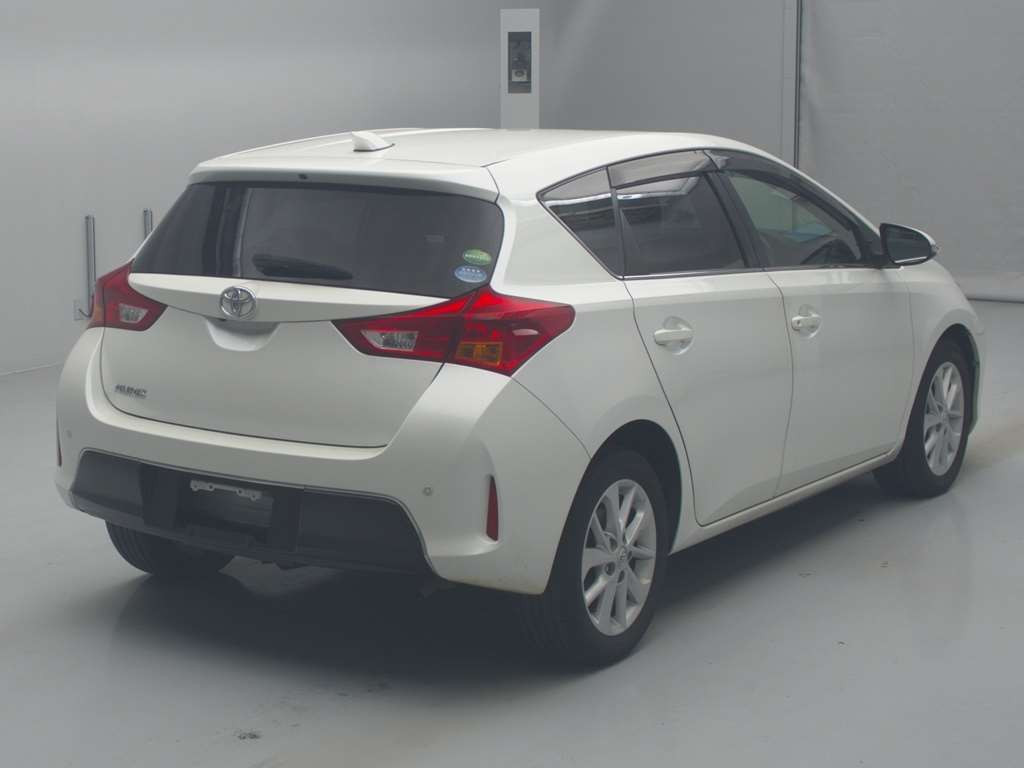 2013 Toyota Auris NZE181H[1]