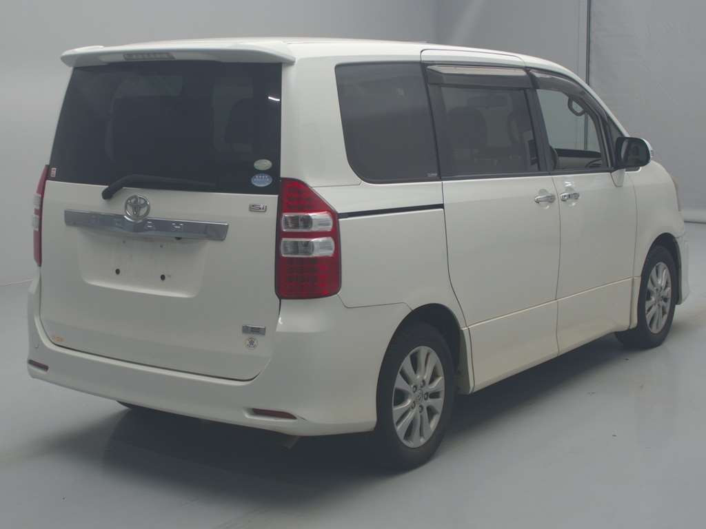 2011 Toyota Noah ZRR70W[1]