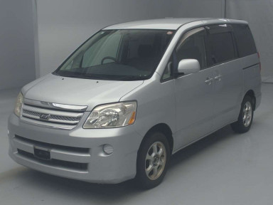 2004 Toyota Noah