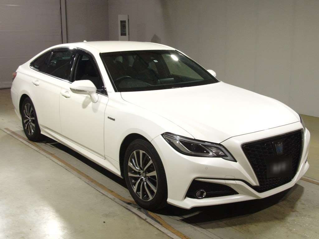 2019 Toyota Crown Hybrid AZSH20[2]