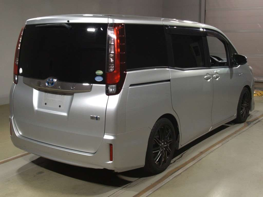 2014 Toyota Noah ZWR80G[1]